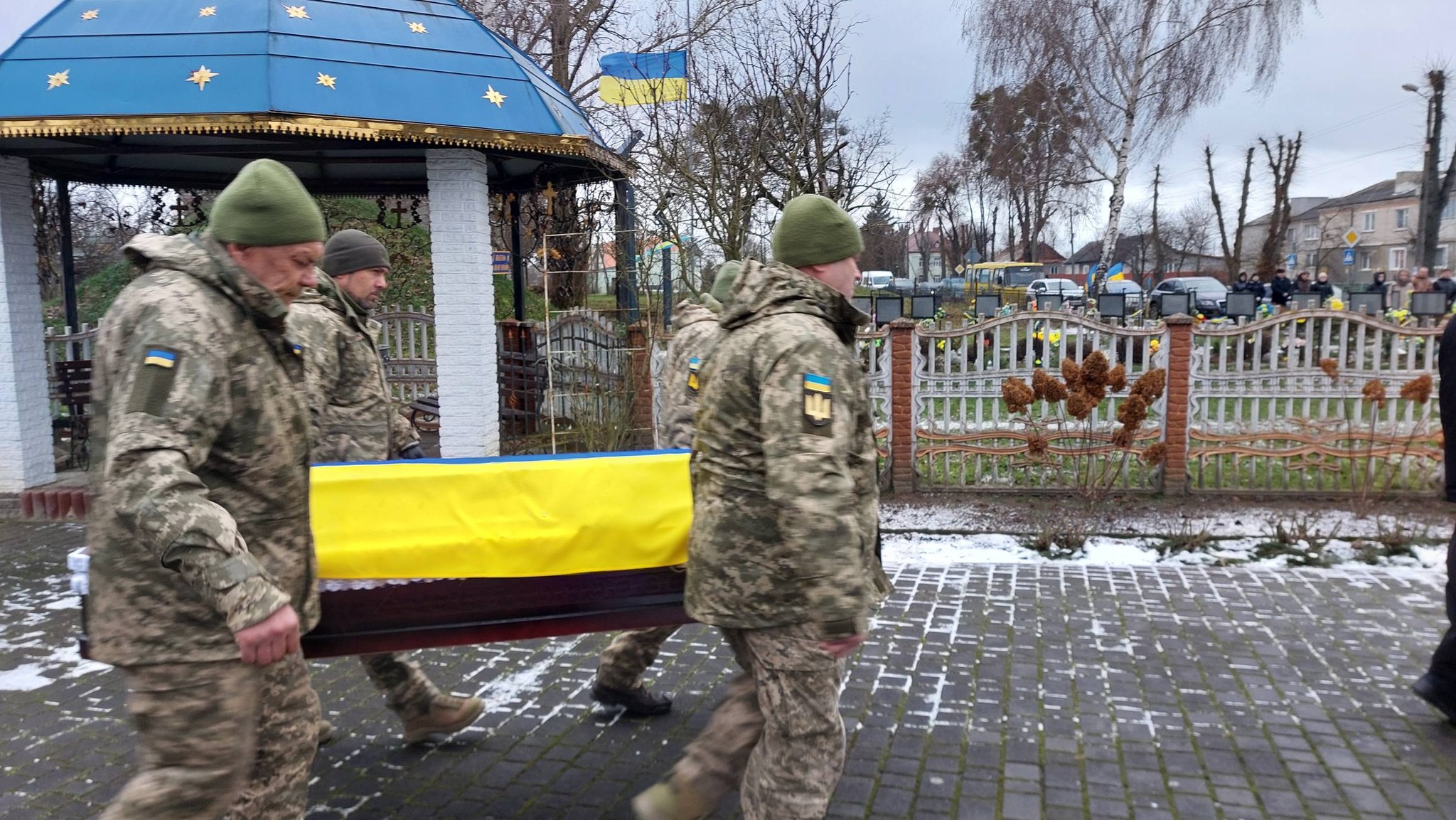 Більше року вважався зниклим безвісти: на Волині попрощалися з Героєм, якому навіки 42