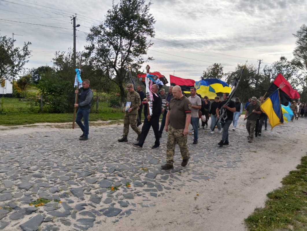 Не встиг створити сім’ю і потішити батьків онуками: на Волині поховали молодого Героя Андрія Денисюка