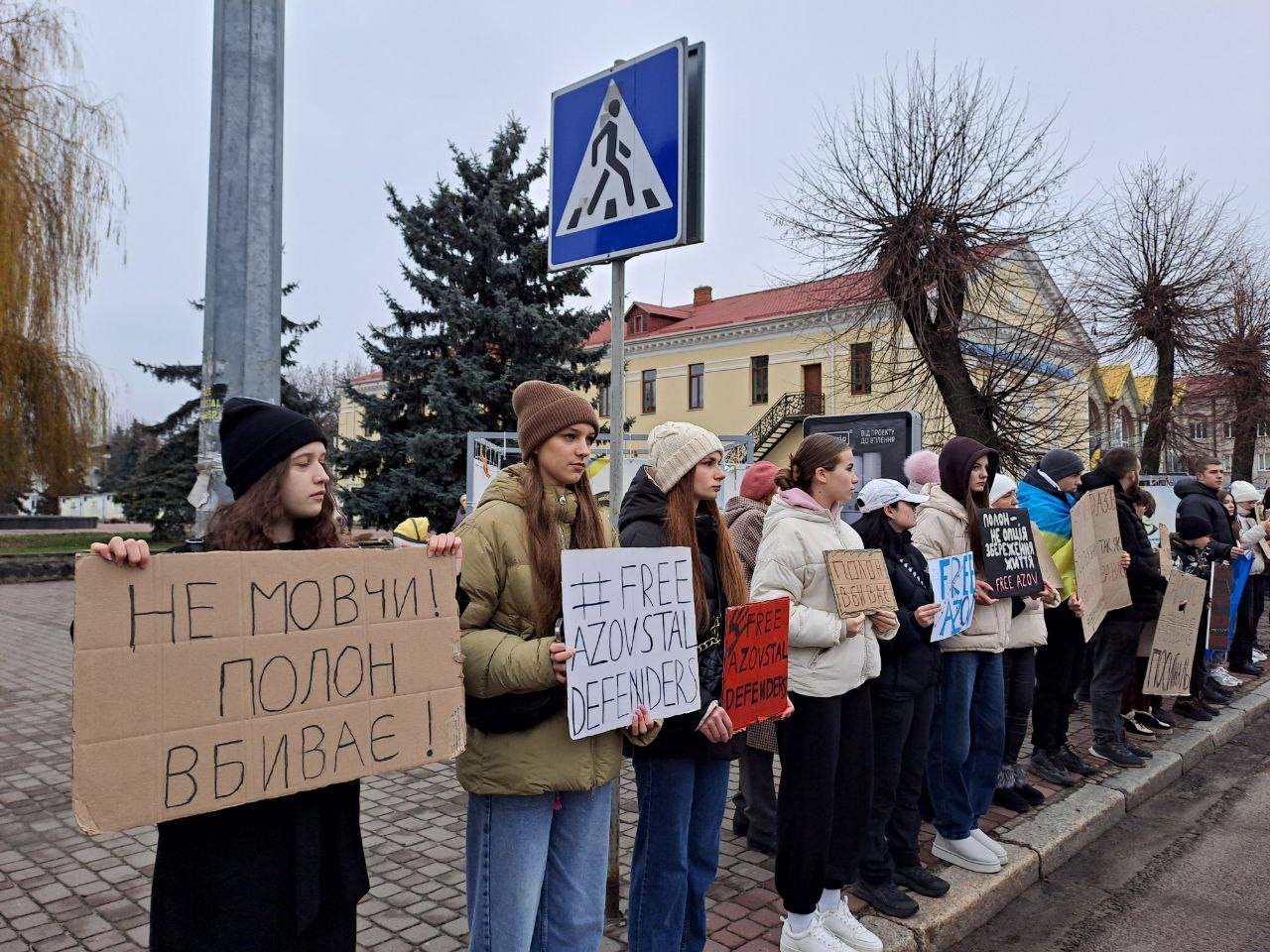 «Не мовчи! Полон вбиває»: на Волині пройшла акція підтримки полонених бійців полку «Азов»