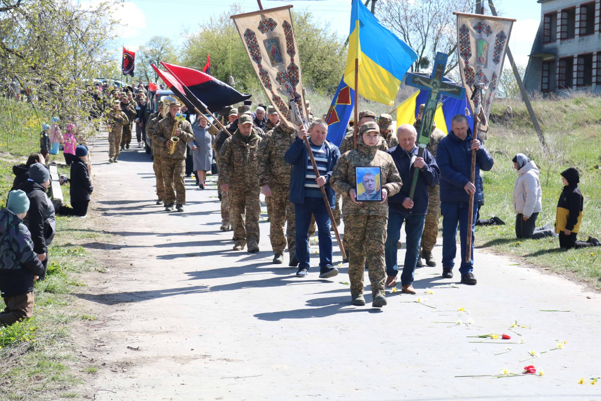 Близько 11 місяців вважався зниклим безвісти: на Волині попрощалися із захисником Василем Фаринюком