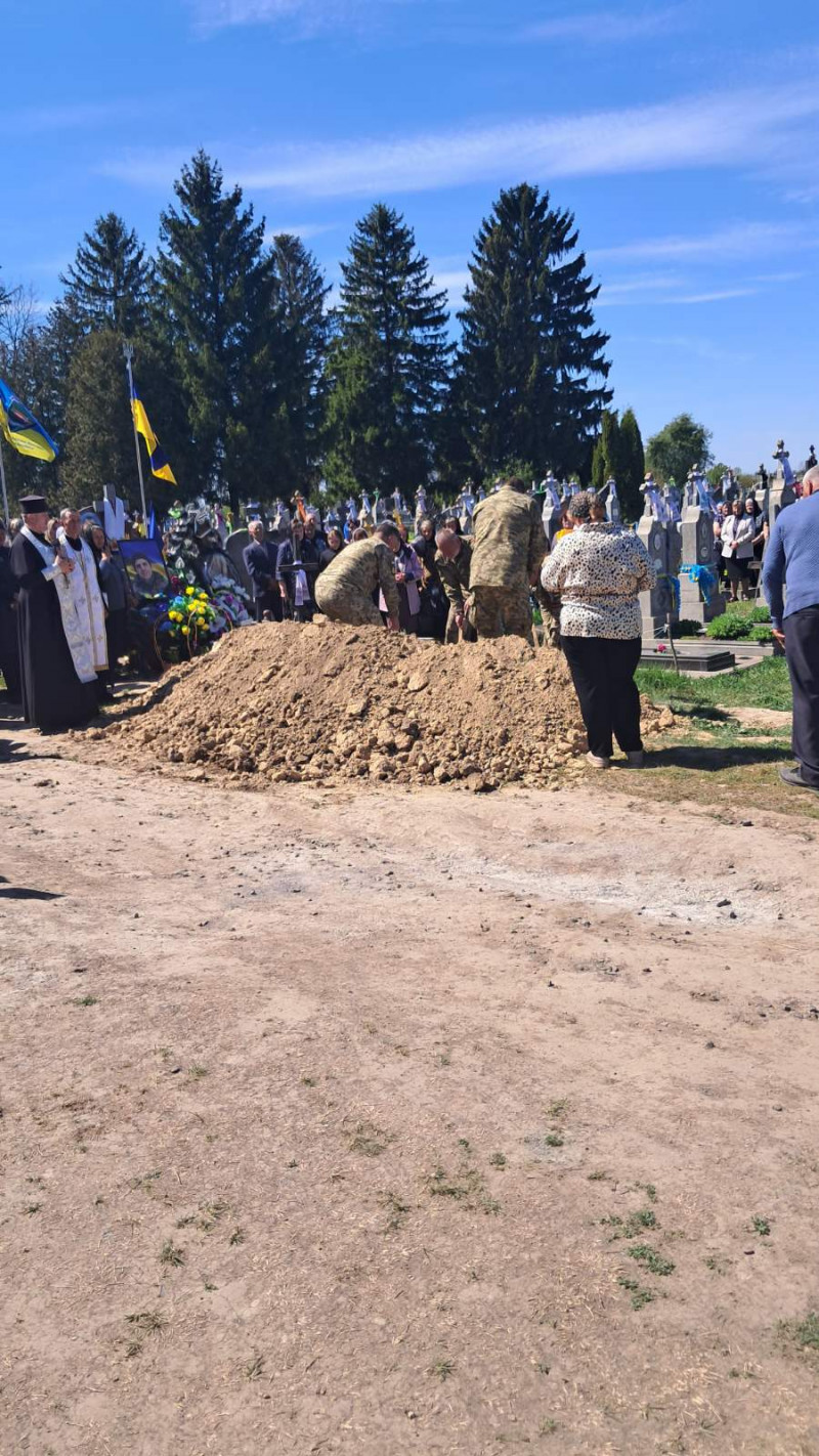 Понад 2 роки вважався зниклим безвісти: на Волині поховали Героя Володимира Кожевнікова