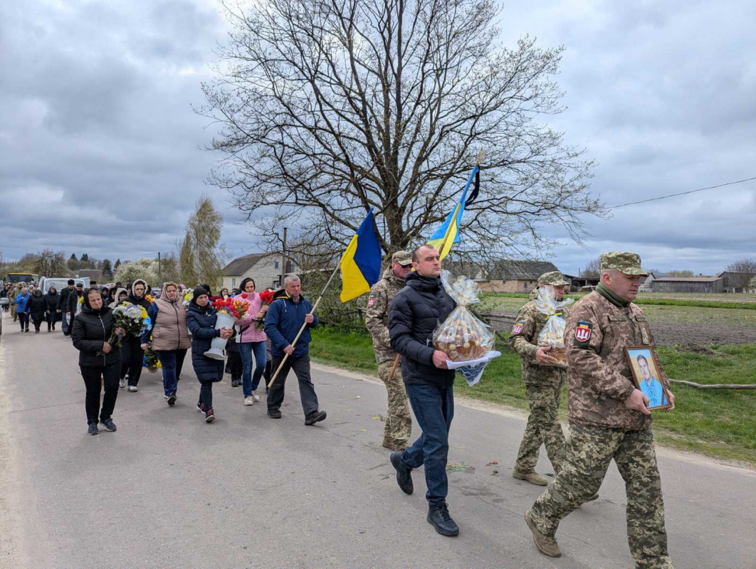 Понад півтора року вважався зниклим безвісти: на Волинь «на щиті» повернувся Герой Дмитро Новосад