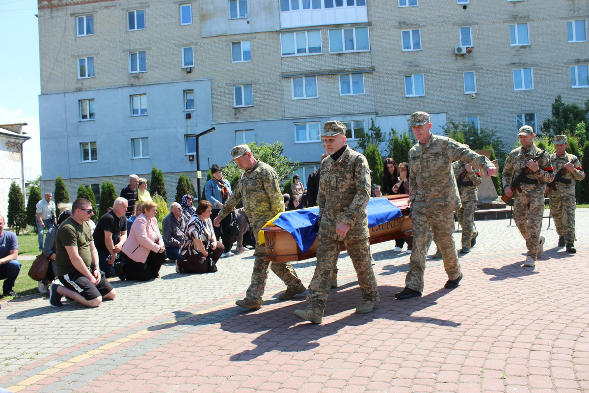 Рік і три місяці вважався зниклим безвісти: на Волині в останню земну путь провели Героя Павла Герасимчука