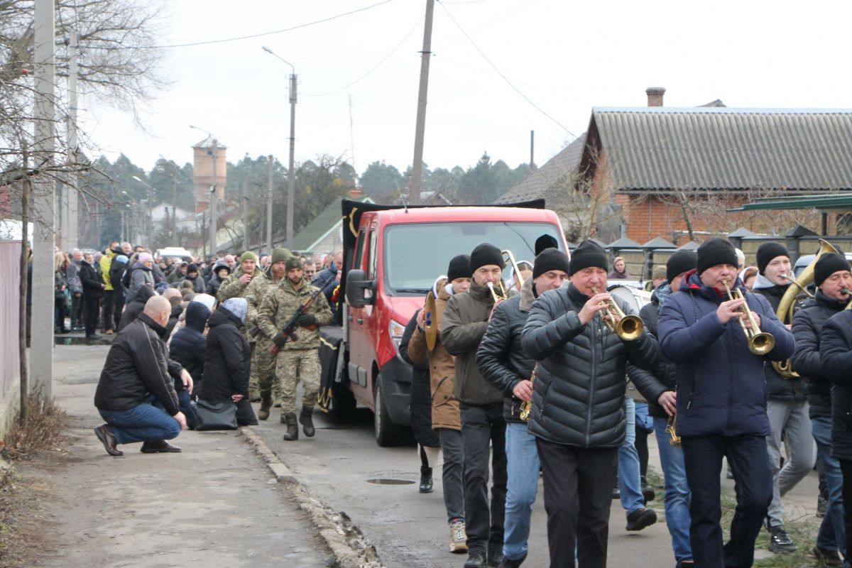 Йому навіки 25 років: на Волині всім селом прощалися з молодим Героєм Богданом Борисюком