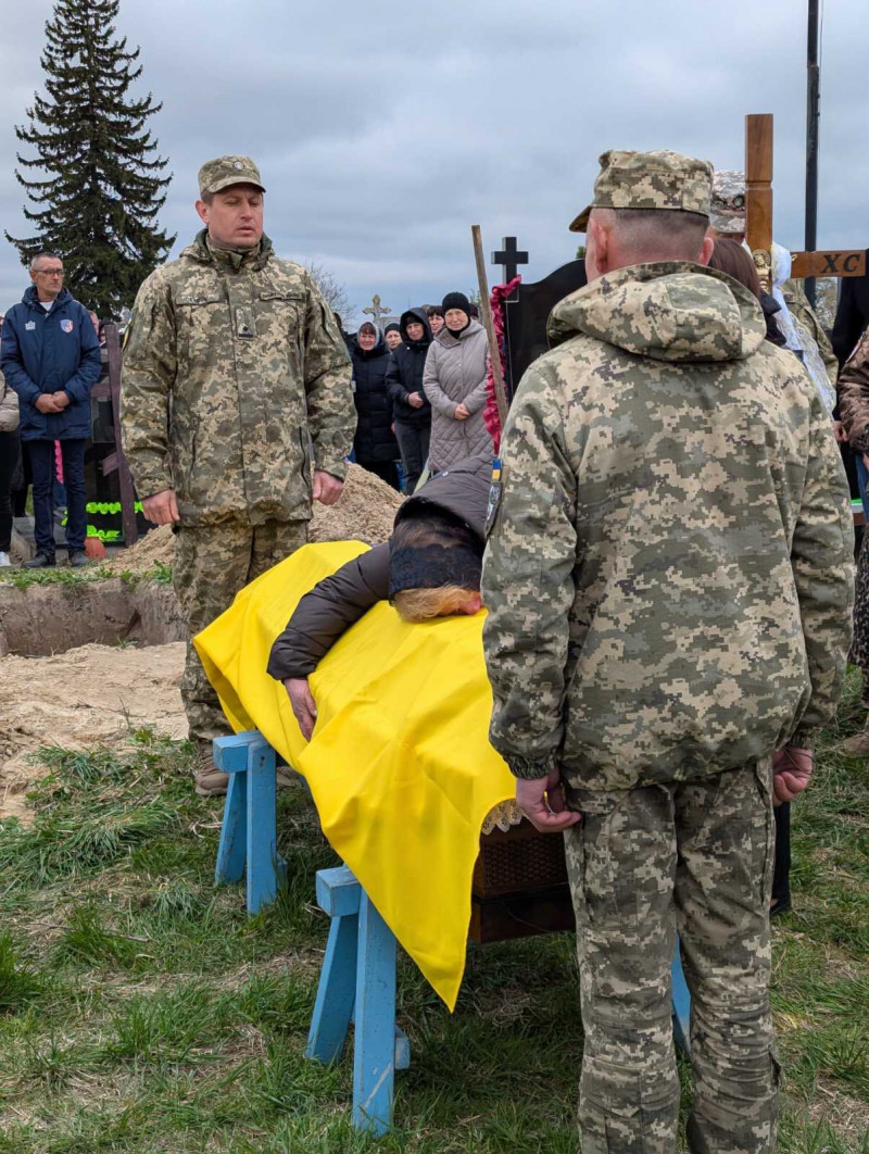 Понад півтора року вважався зниклим безвісти: на Волинь «на щиті» повернувся Герой Дмитро Новосад