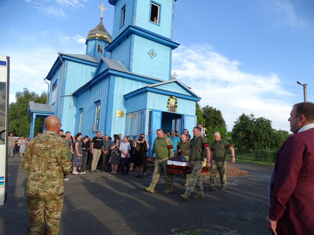 На колінах Героя зустрічало село за селом: на Волині в останню дорогу провели загиблого захисника Павла Дрозда