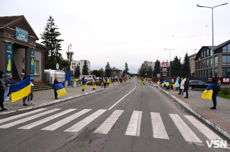 Життя зупинилося на хвилину: у прикордонному місті на Волині вшанували тих, хто загинув від війни