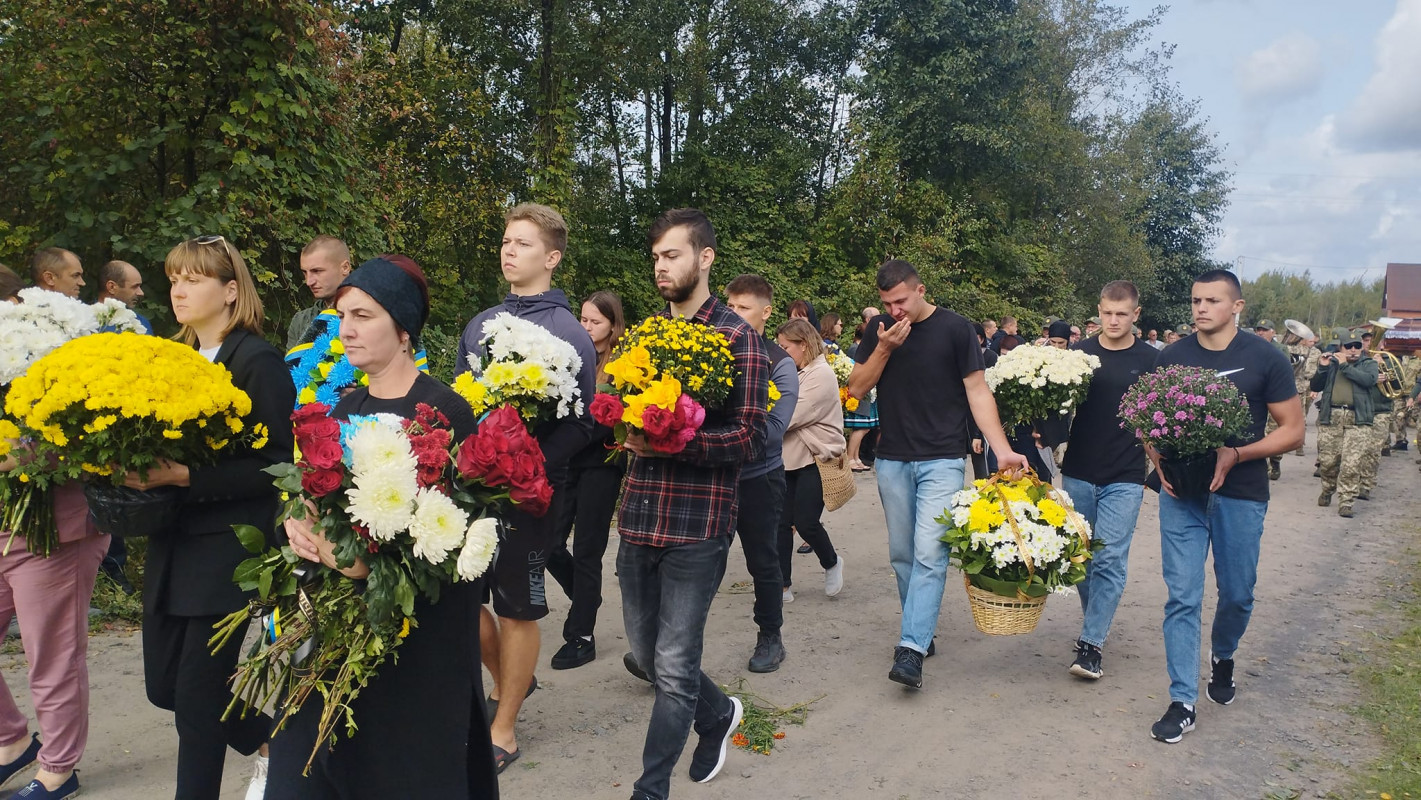 Чорний день у громаді: на Волині все село прийшло на поховання Героя Валерія Зубчика