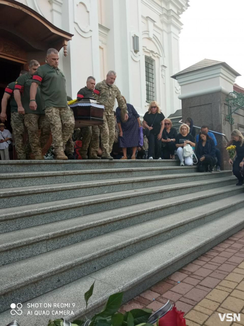 Прийшли дуже багато людей: у Луцьку попрощалися із Героєм Ігорем Приступою. Фото