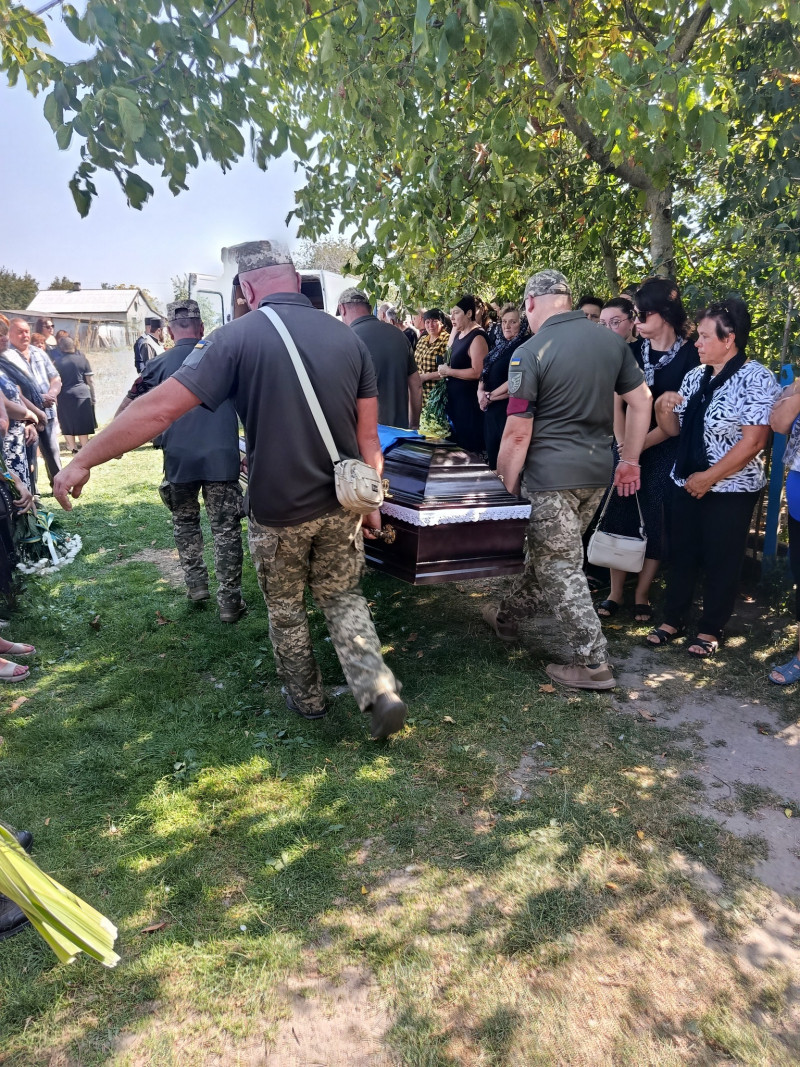 18 місяців вважався зниклим безвісти: на Волині провели в останню дорогу Героя Миколу Пеприка