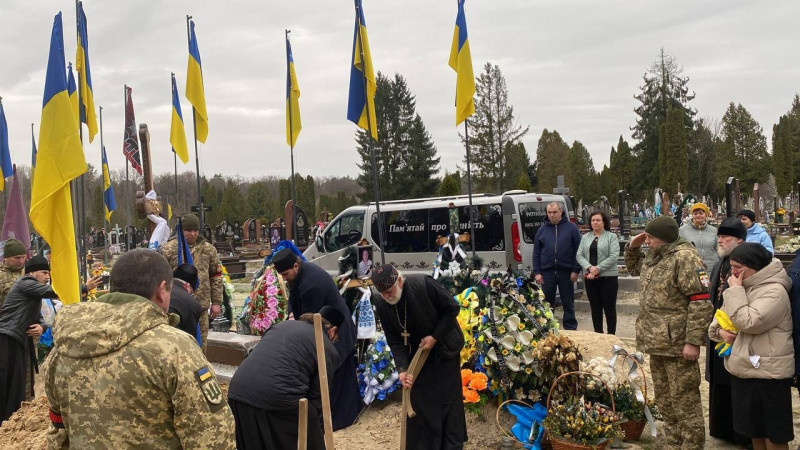 У 25 загинув за Україну: на Волині попрощалися із молодим Героєм Олександром Пархомчуком