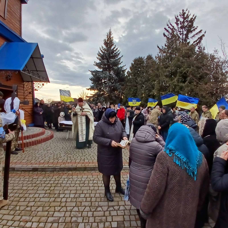 Захищав кожного з нас: волиняни провели в останню дорогу 57-річного Героя Віталія Шарапановського