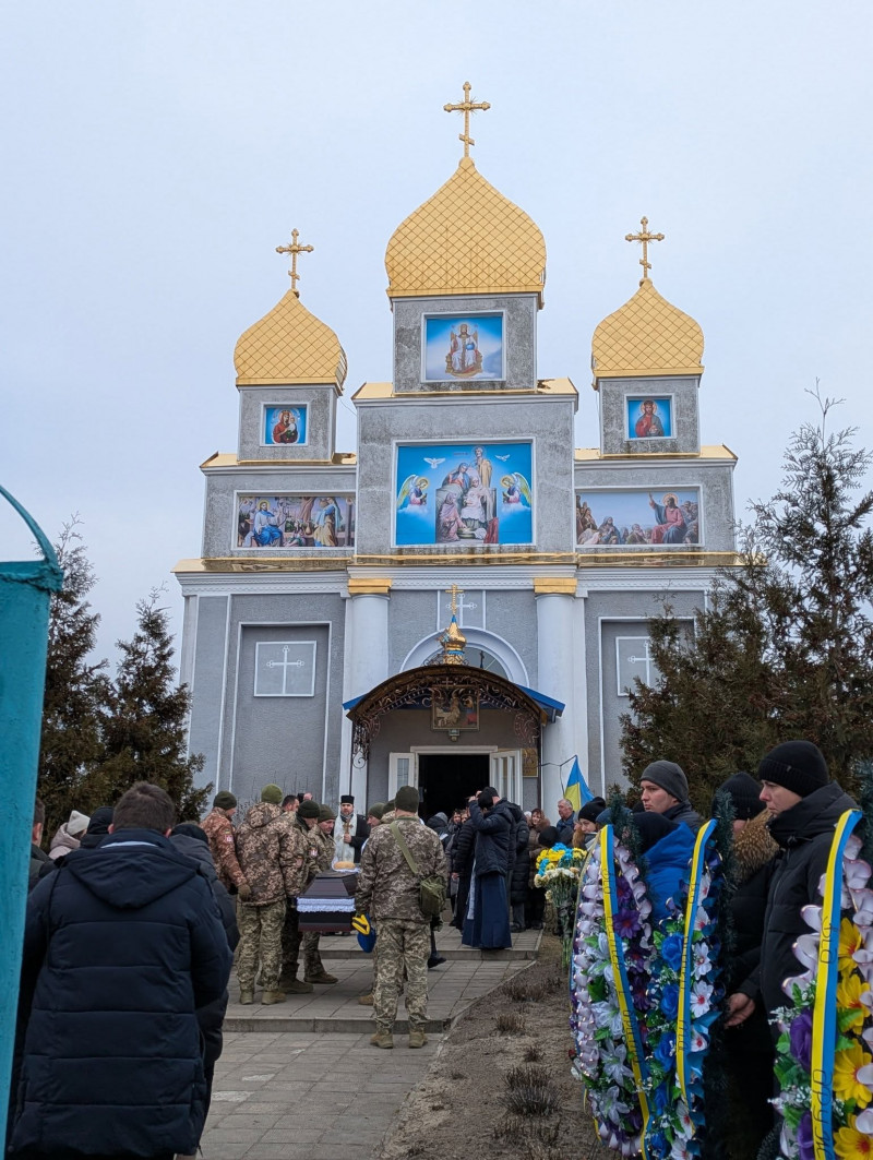 Не дочекалася матір наймолодшого сина, дружина втратила надійного чоловіка, син і доньки люблячого татуся: на Волині поховали Героя Петро Проца