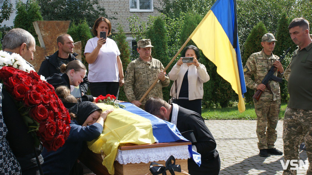 Повернувся додому після майже дворічної невідомості: Рожищенська громада зустріла «на щиті» Героя Віталія Козла. Фото