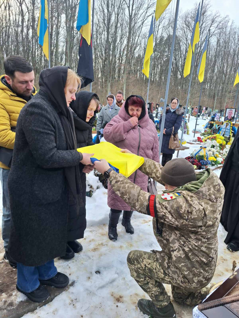 Останній пост прикордонника: жителі громади на Волині на колінах в останню дорогу провели Героя Павла Маєвського