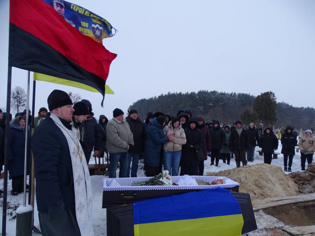 Серце воїна зупинилося на 41-му році життя: на Волині поховали Героя Олега Оменюка 