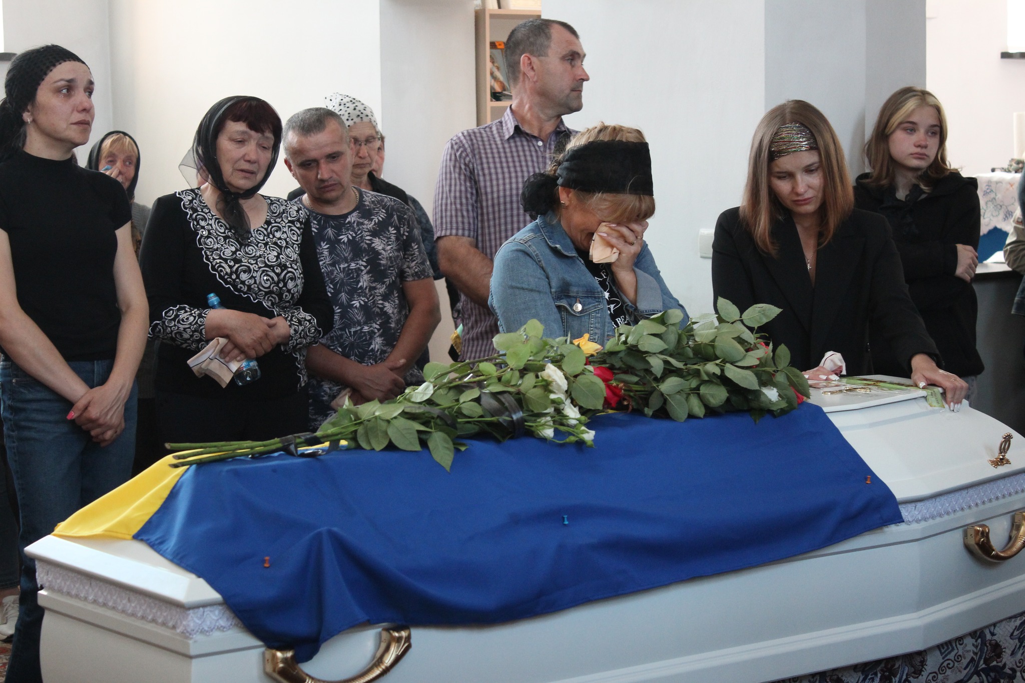 Весільний коровай, тужлива мелодія і море квітів: громада на Волині прощалася з Героєм Романом Карпюком