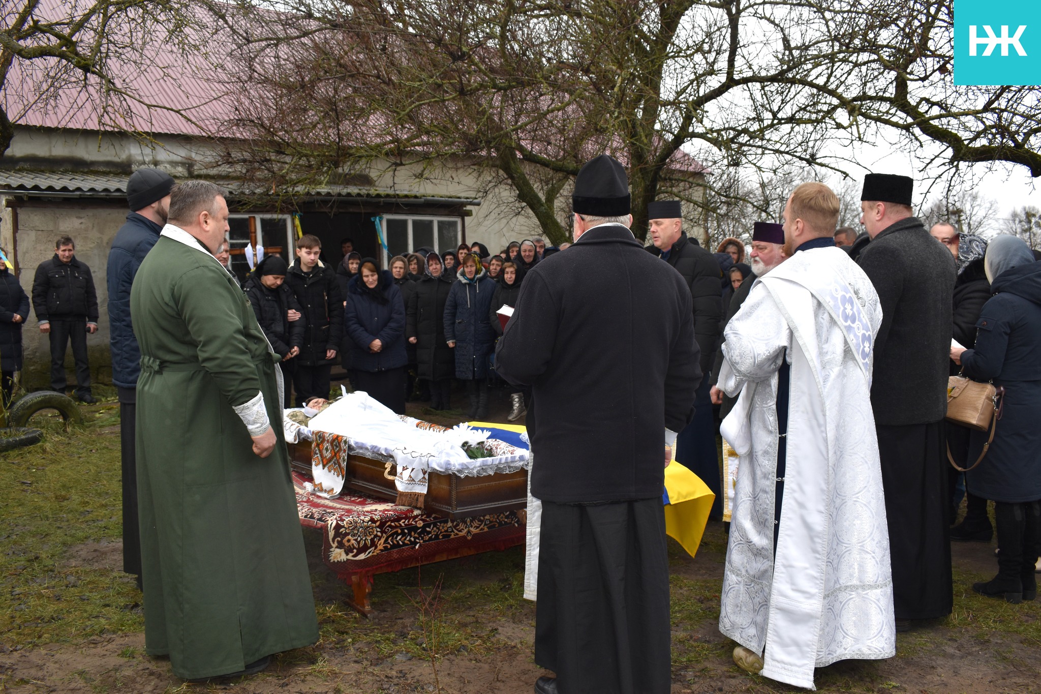 Загинув на війні у розквіті сил: на Волині в останню дорогу провели відважного Героя Богдана Диня