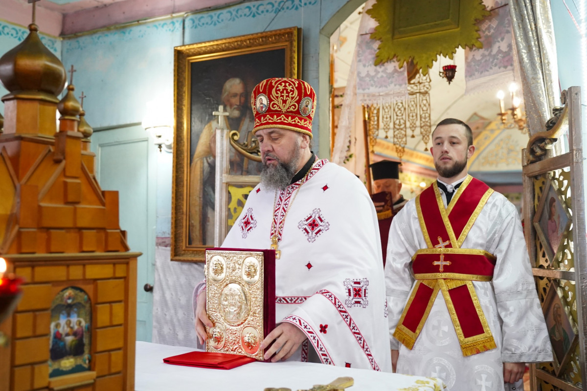 Владика Михаїл очолив празник Михайлівської парафії у Луцьку і нагородив духовенство та парафіян