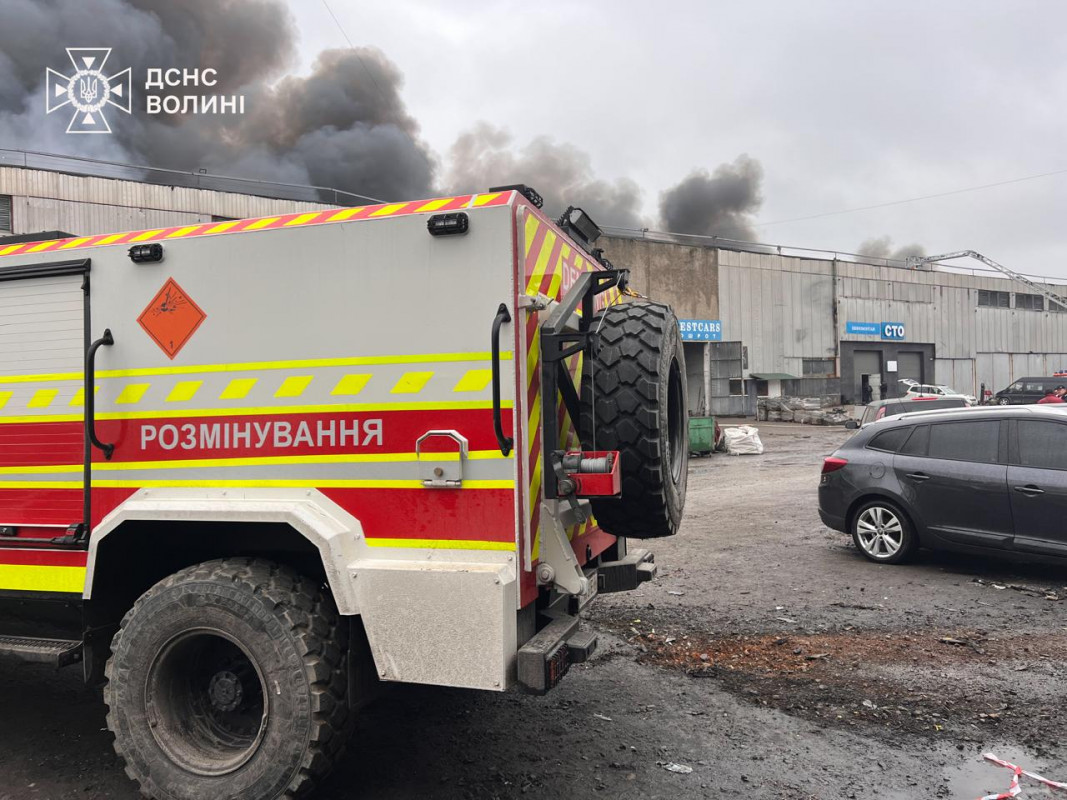 Російські обстріли у Луцьку: рятувальники загасили великі пожежі на цивільних об’єктах. Фото