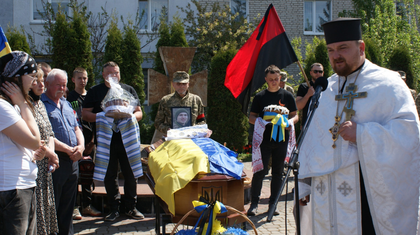 Після 789 днів очікування: на Волині провели в останню дорогу 21-річного Героя Івана Бречка