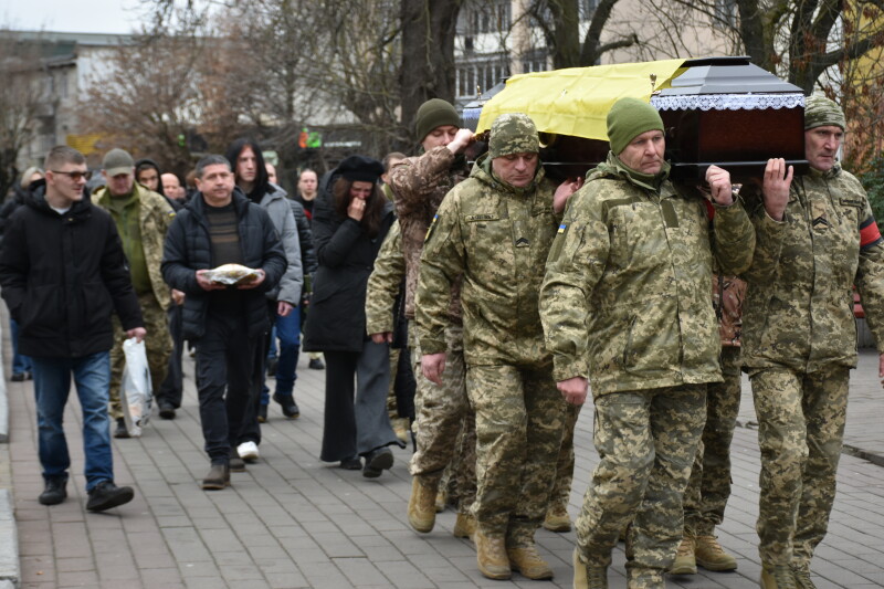 Навіки 53: у Луцьку в останню путь провели полеглого на війні Героя Юрія Смикала