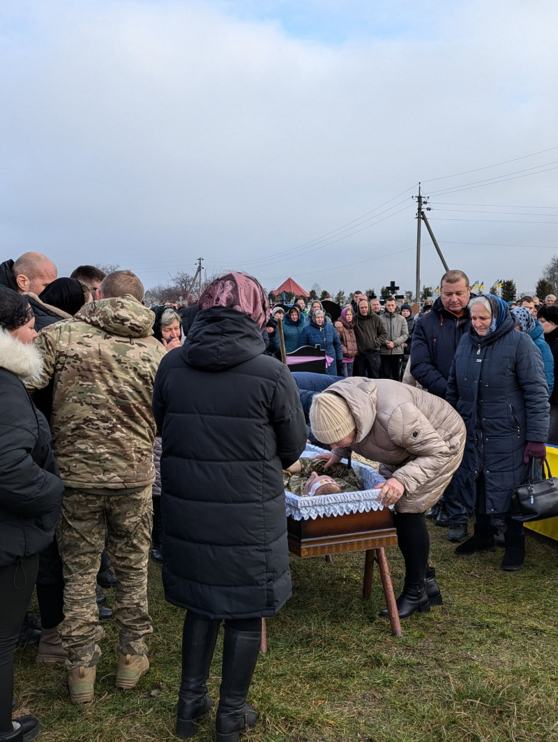 Завжди був готовий допомогти: на Волині провели в останню дорогу загиблого воїна Івана Оніщука