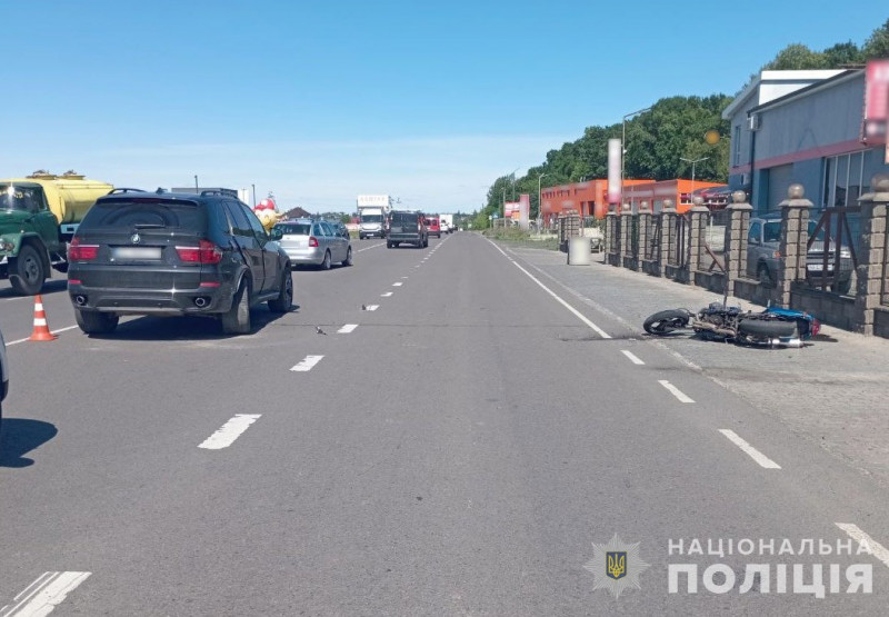 Один - за кермом ВАЗу, інший - на мотоциклі: на Волині зіткнулися водії - підлітки