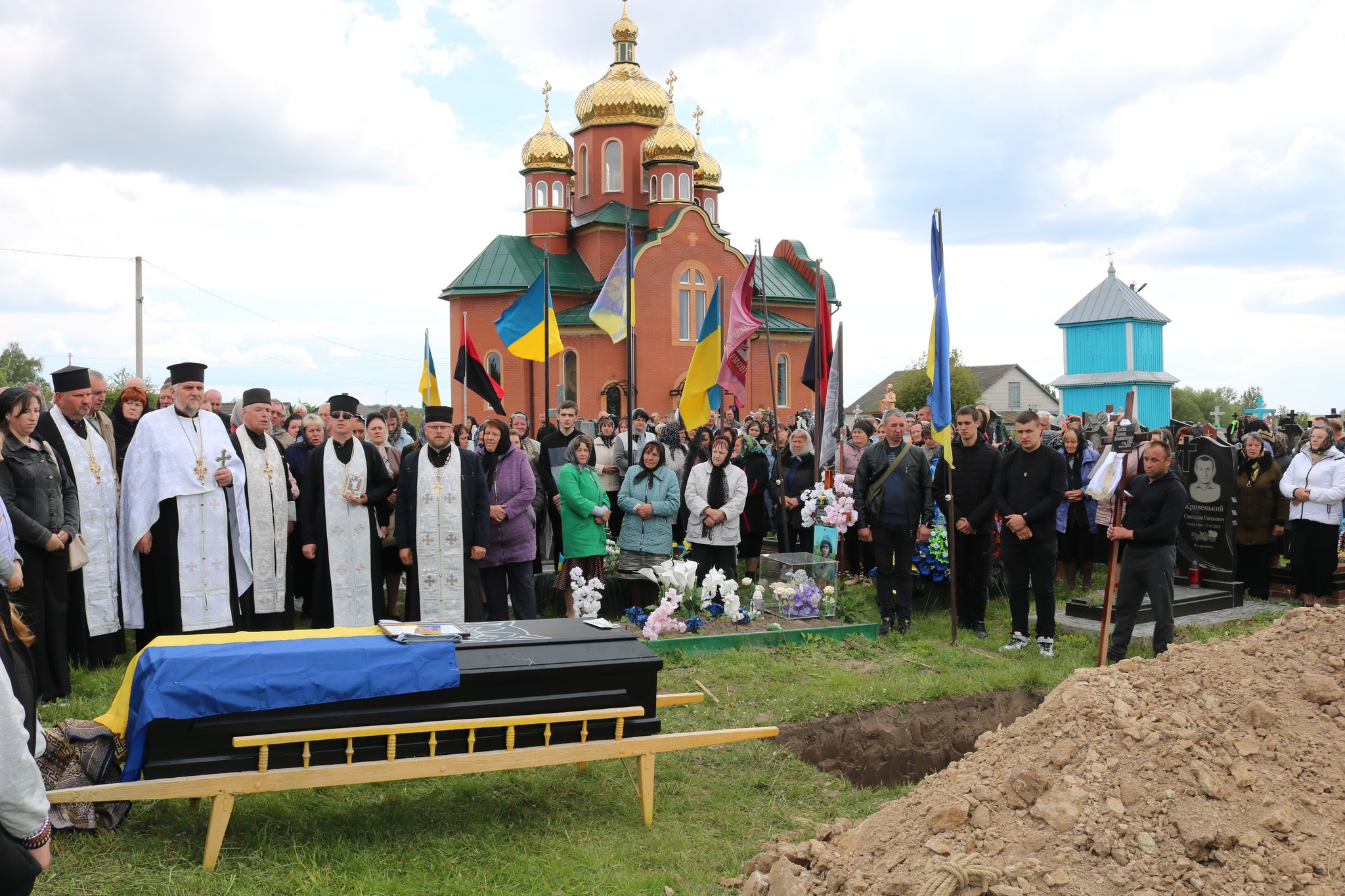 Захищав Україну з першого дня повномасштабного вторгнення: у Луцькому районі попрощалися з Героєм Леонідом Клехою