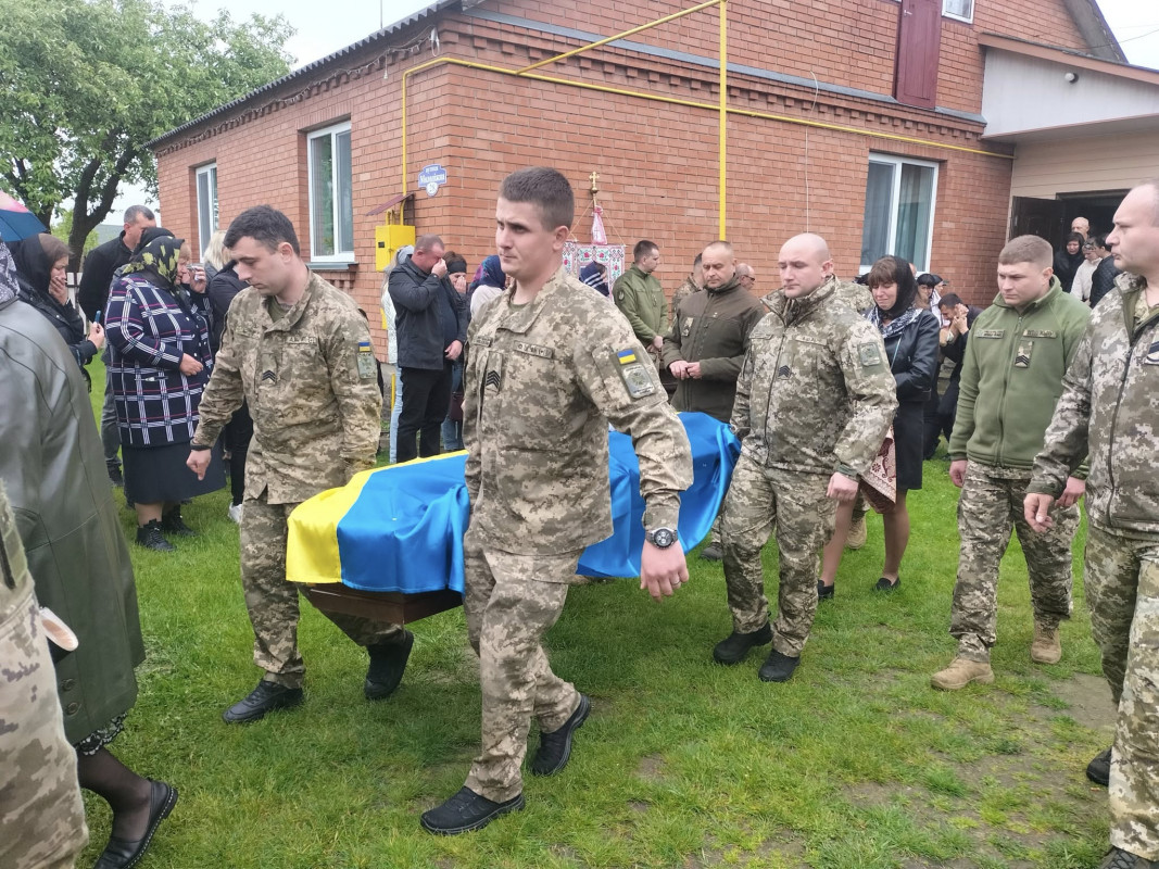 Весільний коровай розділили на кладовищі: на Волині попрощалися з молодими Героєм Сергієм Уляницьким
