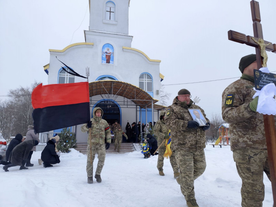 Загинув понад 9 місяців тому: у Луцькому районі попрощалися із захисником Олександром Кувшиновим