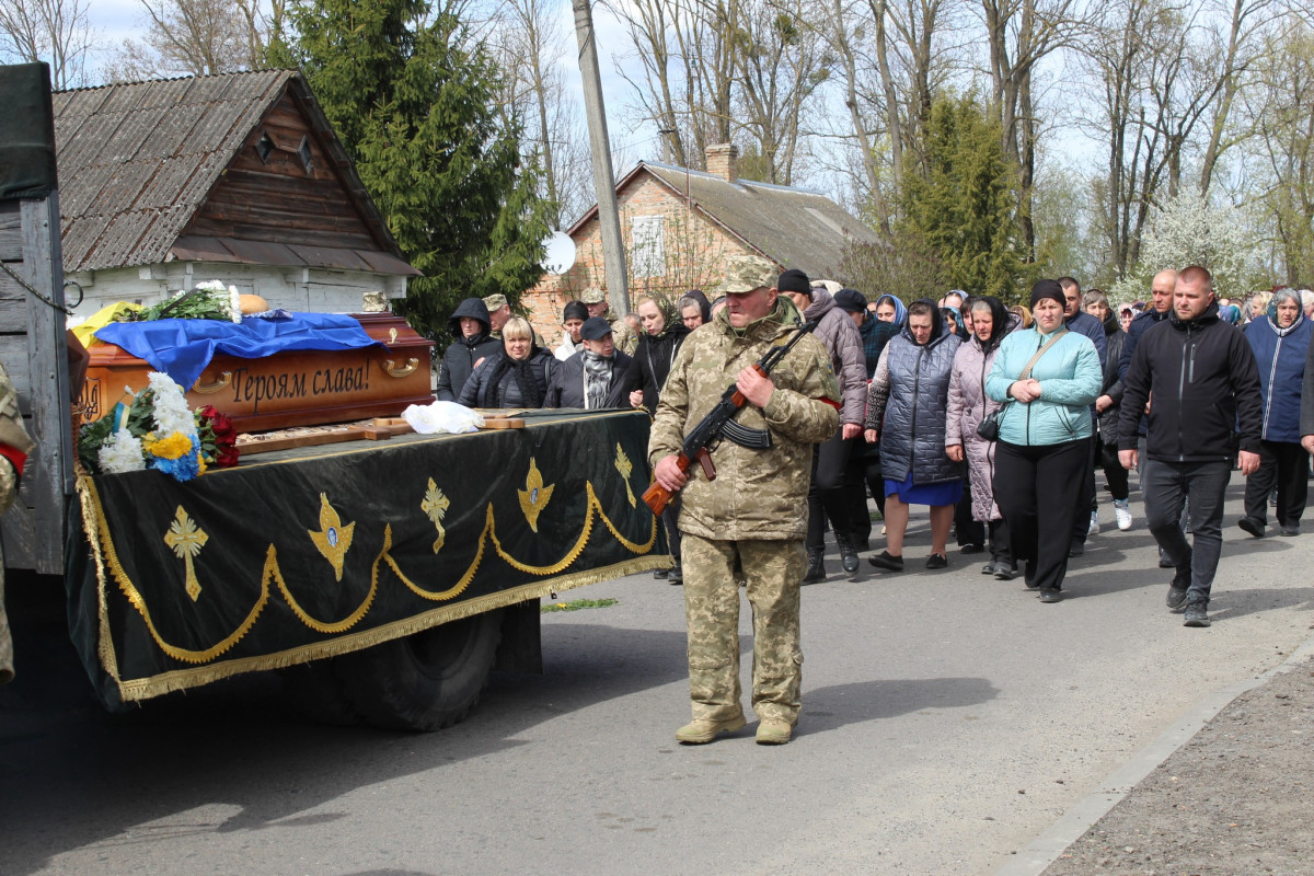 Не дочекалася дружина, не обійняла мама: волиняни попрощалися з полеглим Героєм Дмитром Демчуком