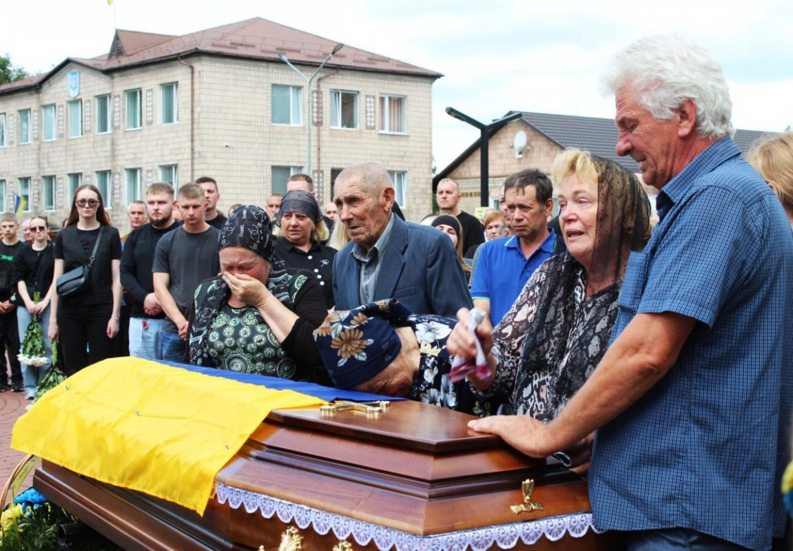 На кладовищі розділили весільний хліб: у громаді на Волині прощалися з молодим Героєм, який загинув на фронті