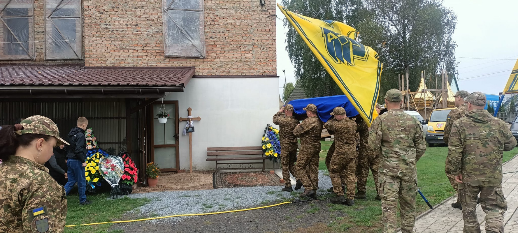 Майже тиждень у родини жевріла надія, та не судилося: на Волині останню земну шану віддали 30-річному Герою Леоніду Щебету