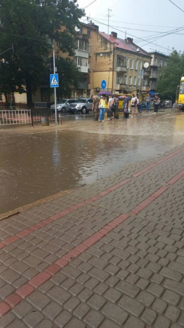Затоплені вулиці та «плаваючі» автівки: Львів накрила потужна гроза