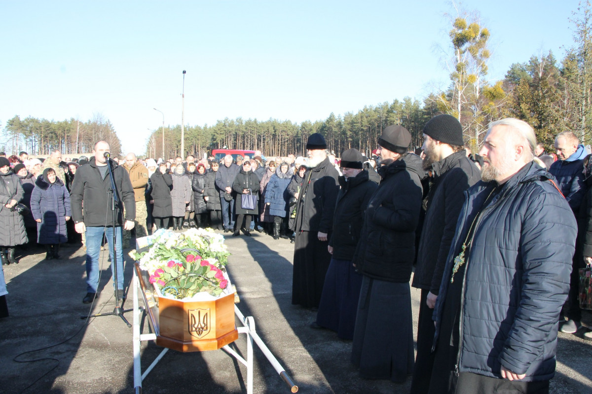 Йому навіки 25 років: на Волині всім селом прощалися з молодим Героєм Богданом Борисюком