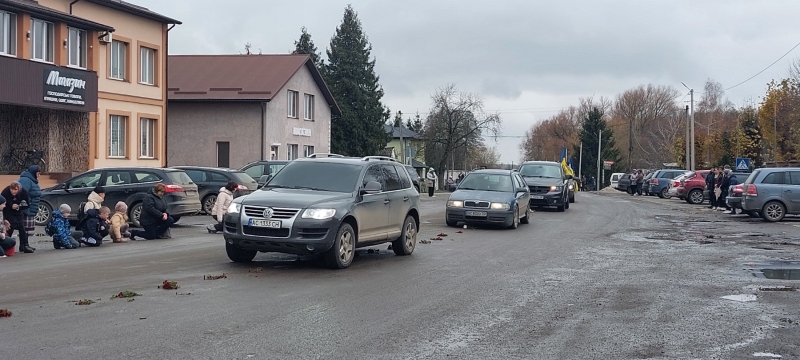 Загинув внаслідок удару FPV-дроном: волиняни попрощалися із загиблим Героєм Сергієм Семчуком