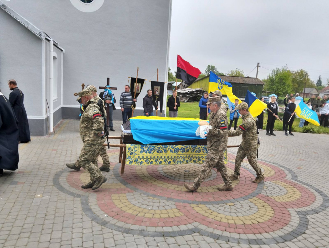 Жорстока війна залишила батьків без сина: у Луцькому районі провели в останню путь 26-річного Героя Романа Климчука