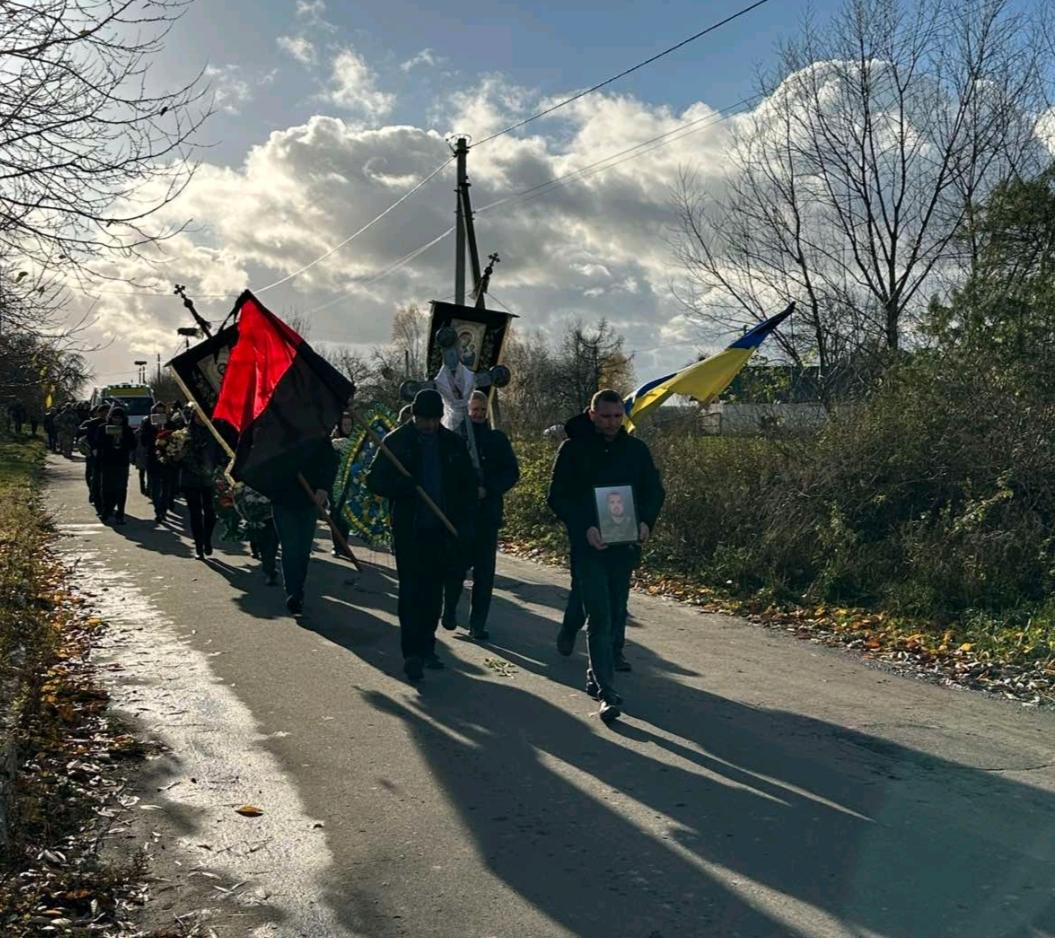 «Без підтримки залишилася дружина, без батьківської поради - донька»: волиняни попрощалися з Героєм Олександром Ладчуком