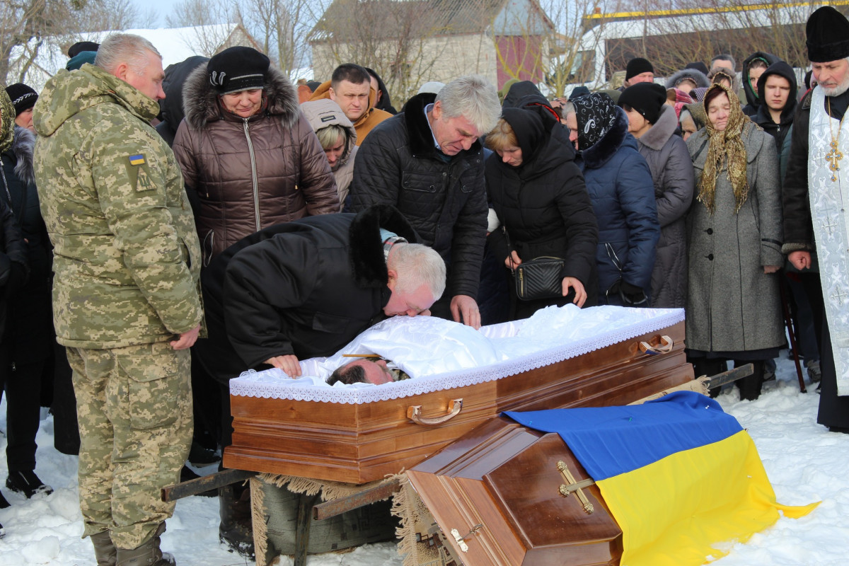 Загинув внаслідок удару ворожого безпілотника: на Волині попрощалися з Героєм Володимиром Лавренюком