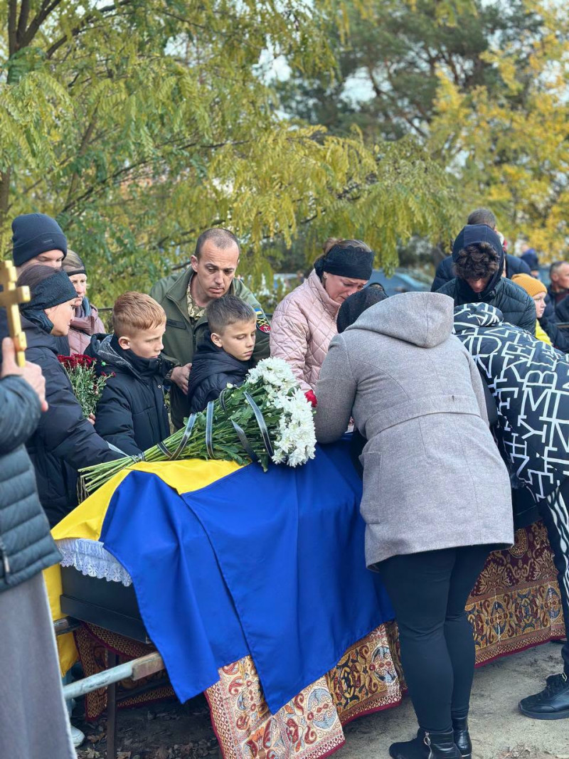 На Волині провели в останню дорогу воїна Романа Лисюка, який помер від важкого поранення