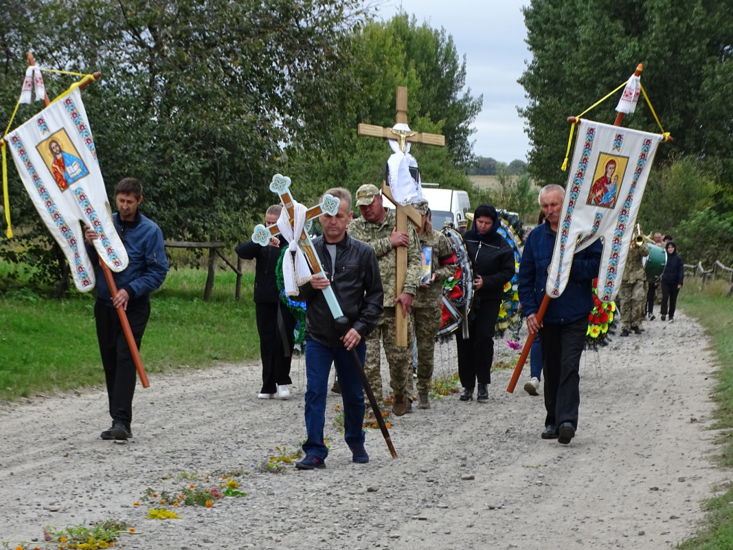 Багато місяців вважався зниклим безвісти: у громаді на Волині поховали Героя Олександра Чирку