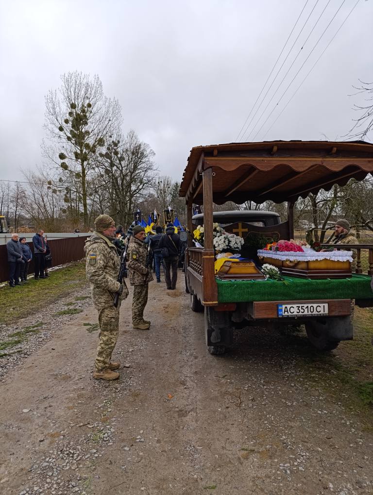 Нещодавно одружився, мріяв про спільне життя з коханою і про дітей: на Волині поховали 23-річного Героя Віталія Забродського