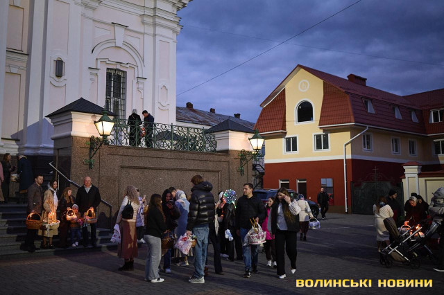 Як у Луцьку освячували кошики напередодні Великодня