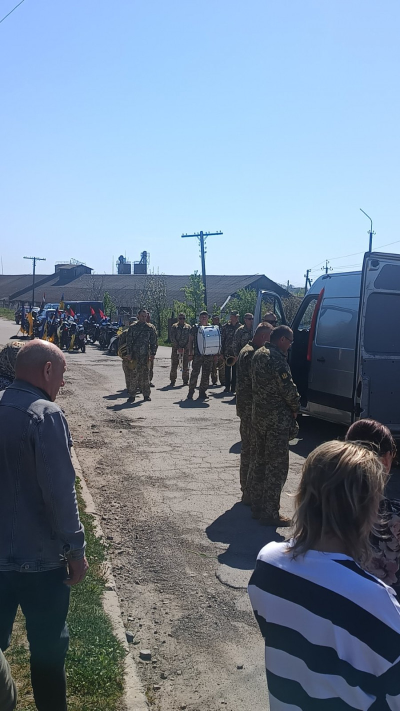 Понад 2 роки вважався зниклим безвісти: на Волині поховали Героя Володимира Кожевнікова