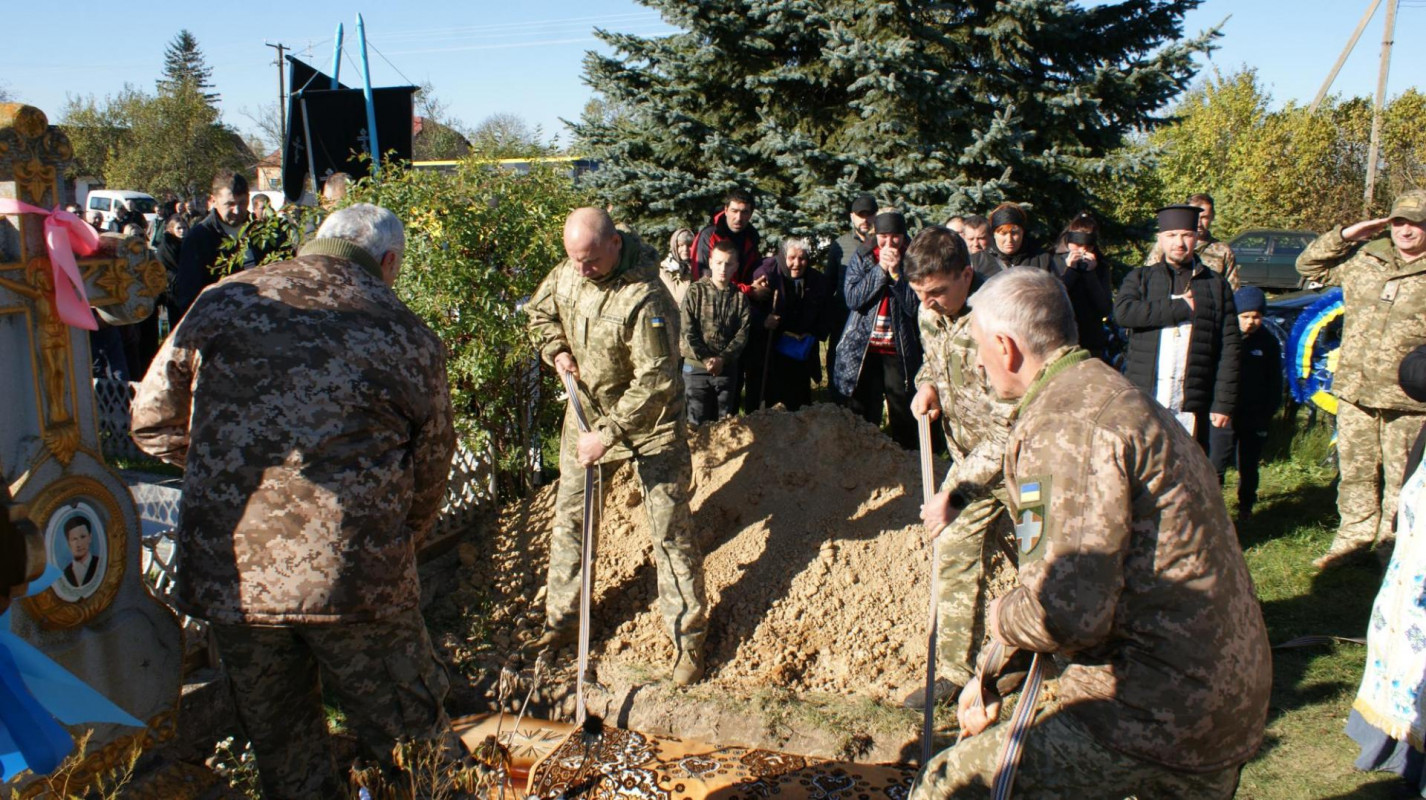 «Куди ж ти, сину, йдеш…»: на Волині в останню дорогу провели воїна Сергія Беня