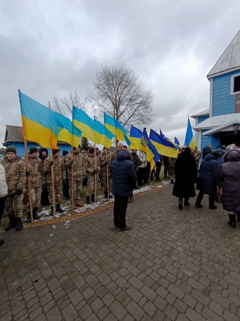 Без чоловіка залишилася дружина і двоє маленьких дітей: на Волині попрощалися із загиблим Героєм Дем’яном Клейзуном