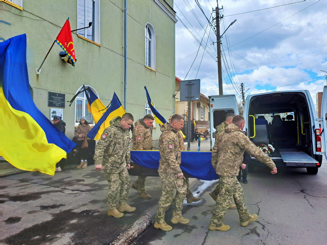 Місяць боровся за життя, проте хвороба взяла гору: на Волині поховали захисника Сергія Сидорука