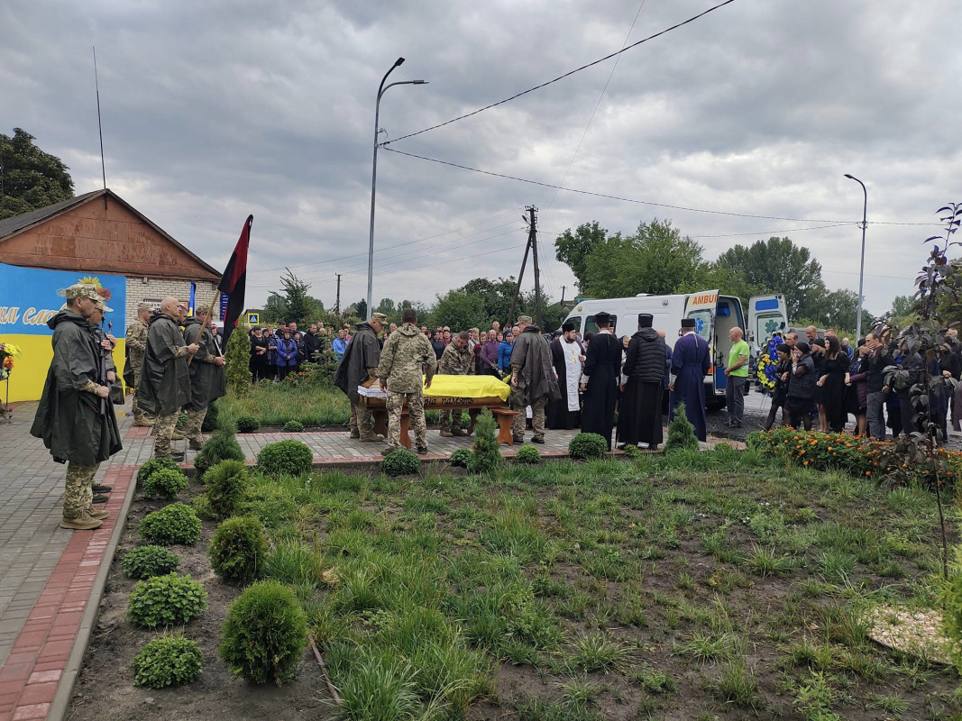 Був 3 тижні на передовій: громада на Волині попрощалася із 28 загиблим на війні Героєм-земляком Олександром Дубчуком