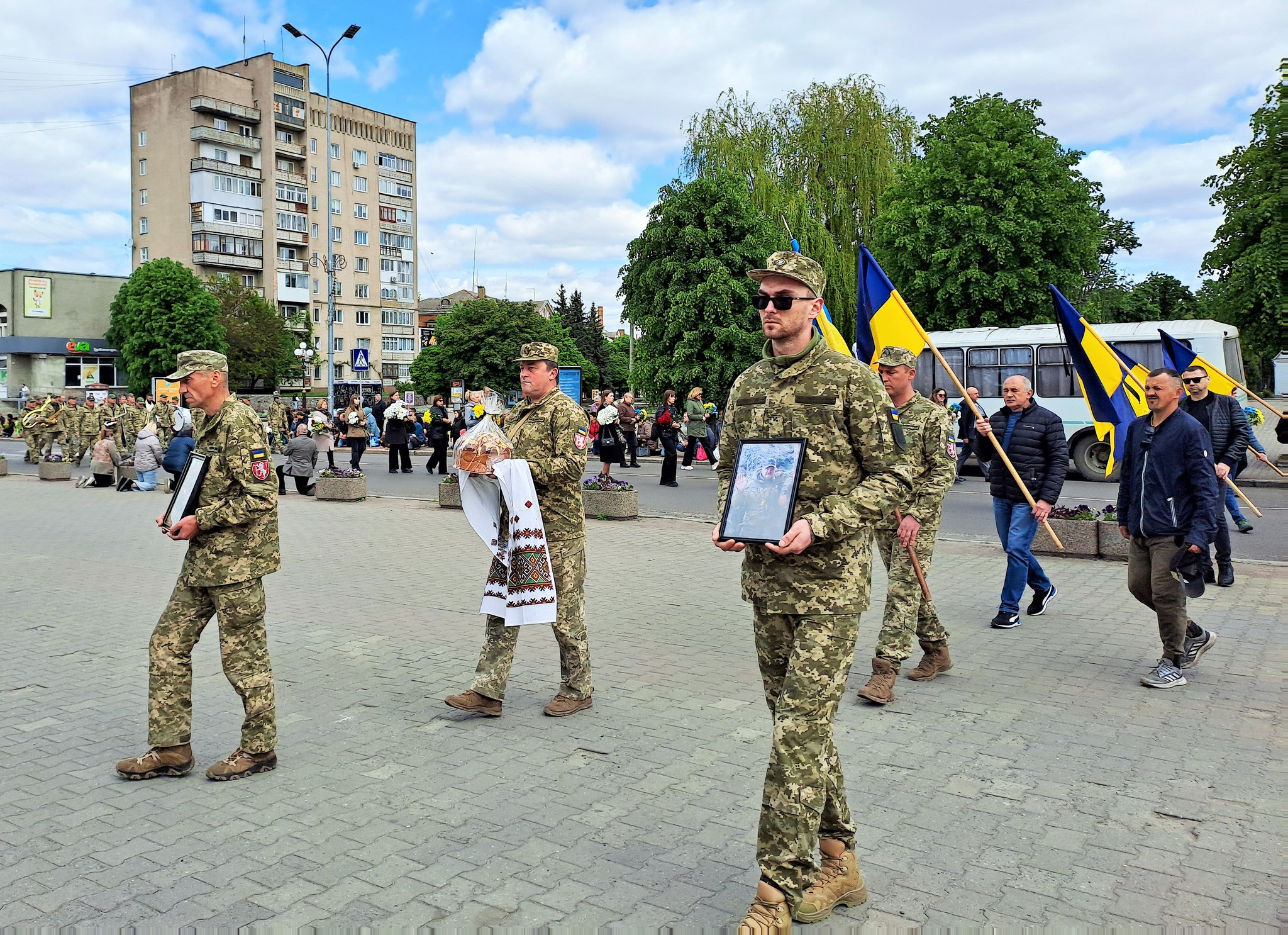 «Тато – моя душа, яку з мене вирвали»: на Волині в один день попрощалися з двома Героями - Максимом Плотніковим та Русланом Фатхудіновим